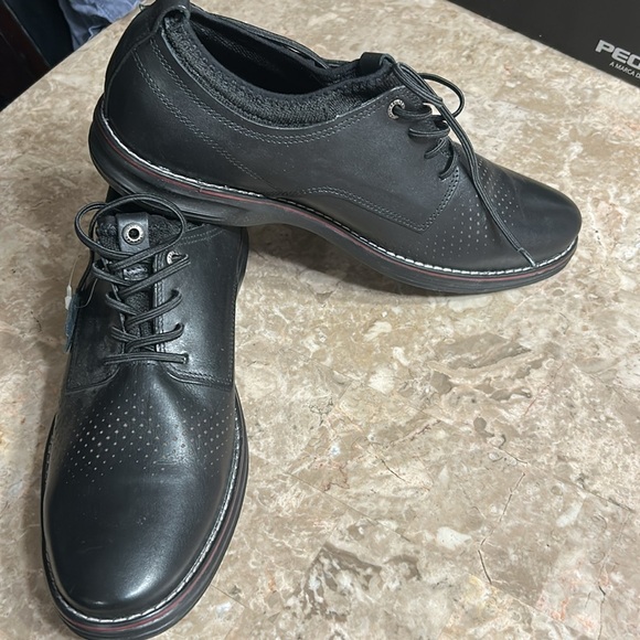 PEGADA black leather slip on oxford shoes. Elastic laces and material to slip on - Picture 2 of 13